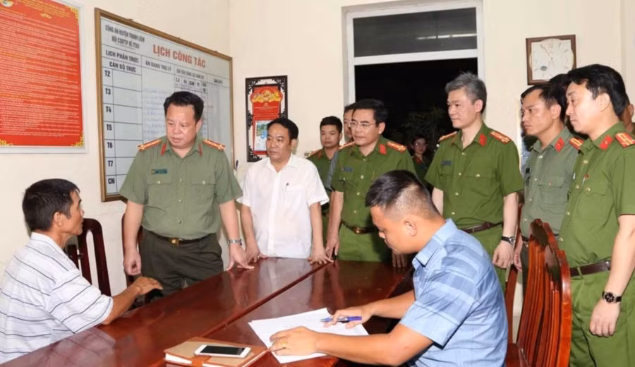 Lãnh đạo Công an tỉnh Hà Nam trực tiếp chỉ đạo đấu tranh, lấy lời khai ban đầu của đối tượng. Ảnh: CA Hà Nam