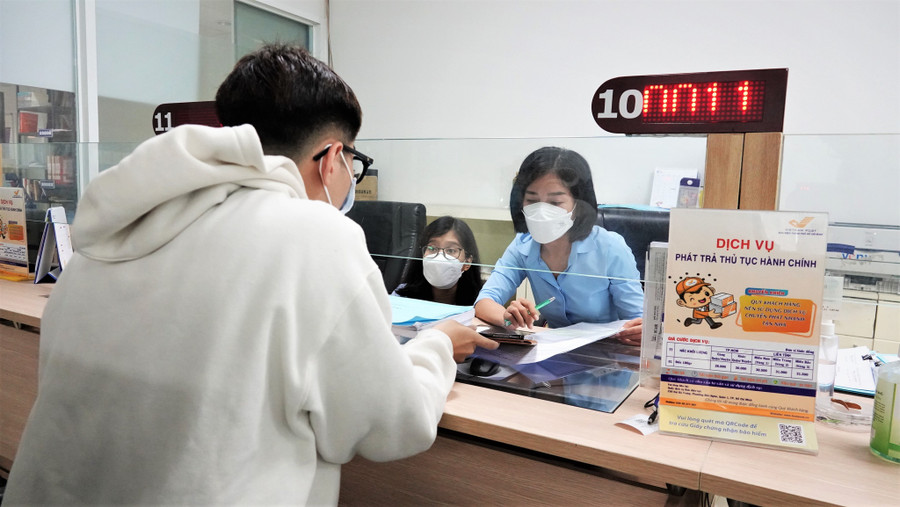 Công chức ở TP.HCM phải xử lý khối lượng lớn hồ sơ, như năm 2021 hơn 17,8 triệu hồ sơ. Ảnh: Nguyên Vũ