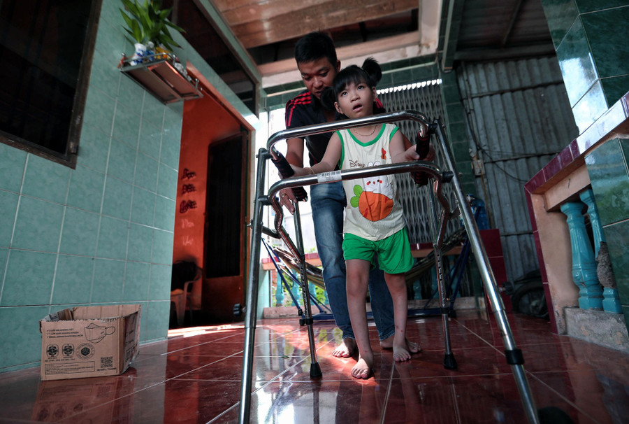  Bé Nguyễn Huỳnh Khánh Vy, 9 tuổi, con anh Bình bị bại não, luôn phải có ba mẹ chăm sóc 24/24