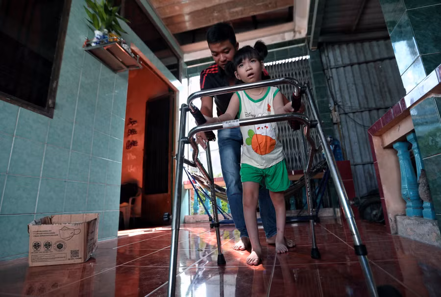  Bé Nguyễn Huỳnh Khánh Vy, 9 tuổi, con anh Bình bị bại não, luôn phải có ba mẹ chăm sóc 24/24