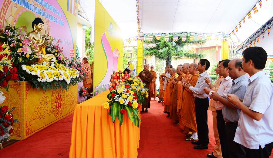 Đại diện Ban An toàn giao thông tỉnh, các sở, ban, ngành, địa phương thắp hương tưởng nhớ các nạn nhân tử vong do tai nạn giao thông. Ảnh‌h Nguyễn