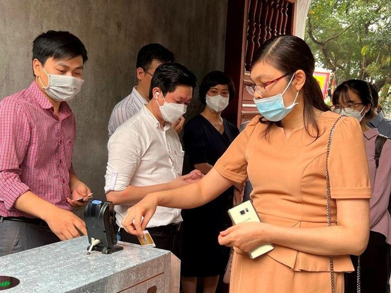 Trung tâm Hoạt động Văn hóa khoa học Văn Miếu-Quốc Tử Giám áp dụng hệ thống vé điện tử đón khách tham quan. Ảnh: Huy Lê Trung tâm Hoạt động Văn hóa khoa học Văn Miếu-Quốc Tử Giám áp dụng hệ thống vé điện tử đón khách tham quan. Ảnh: Huy Lê