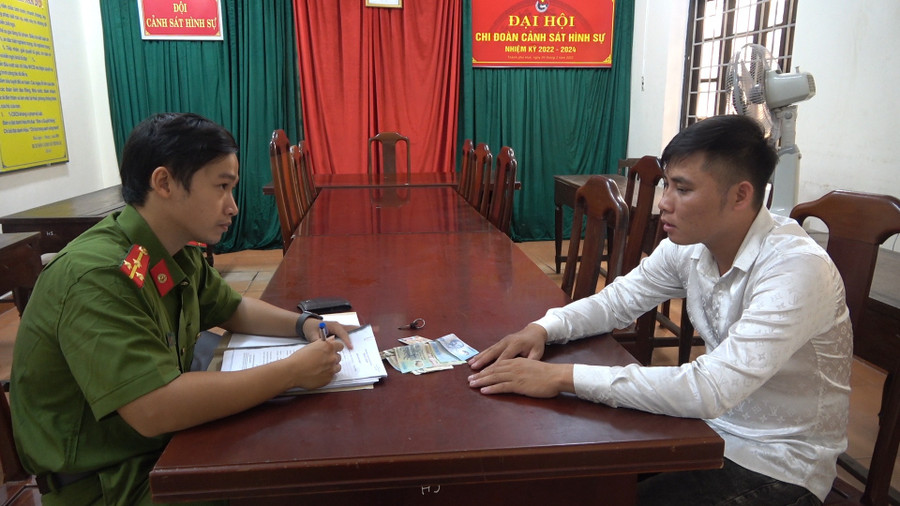 Bùi Sỹ Ích tại cơ quan điều tra. Ảnh: Công Quang Bùi Sỹ Ích tại cơ quan điều tra. Ảnh: Công Quang