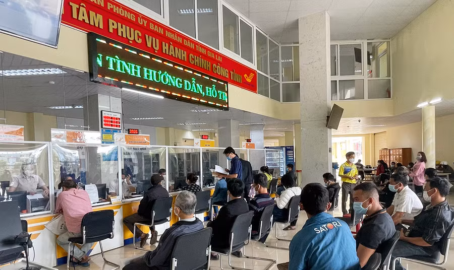 Người dân làm thủ tục hành chính tại Trung tâm Phục vụ hành chính công tỉnh. Ảnh: Phương Vi