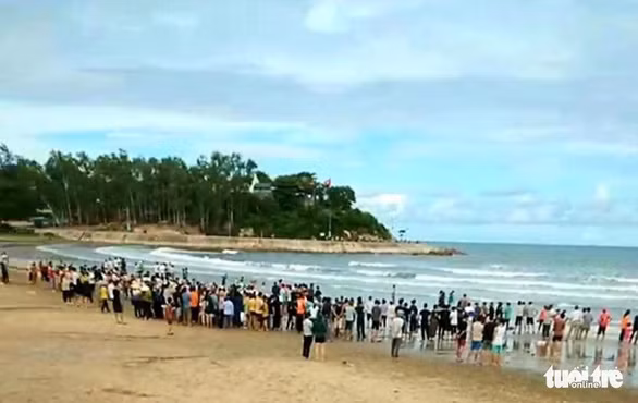 Người dân đổ ra biển tìm kiếm 2 học sinh mất tích tại vùng biển Quỳnh Phương (tỉnh Nghệ An) chiều 21-8. Ảnh nguồn Báo Tuổi Trẻ