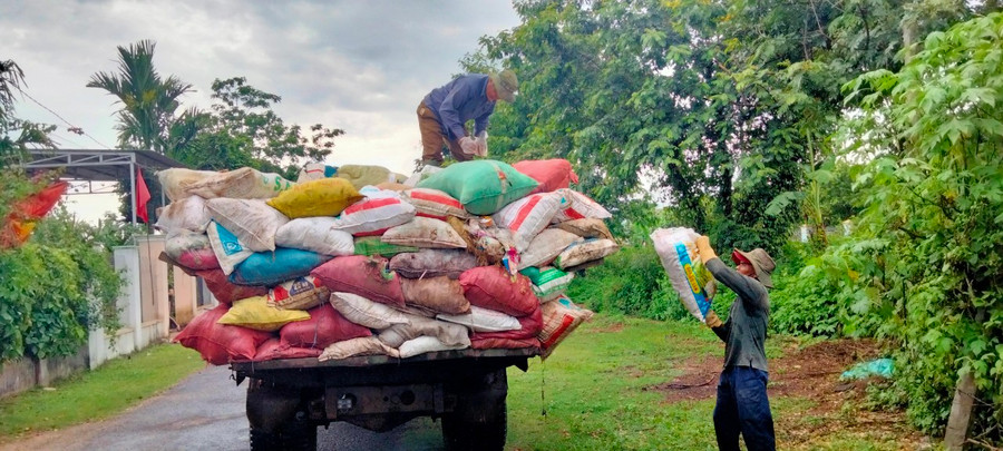 Tổ thu gom rác thải xã Ia Yok (huyện Ia Grai) tự trang bị xe thu gom rác (ảnh Hồng Thương) Tổ thu gom rác thải xã Ia Yok (huyện Ia Grai) tự trang bị xe thu gom rác (ảnh Hồng Thương)