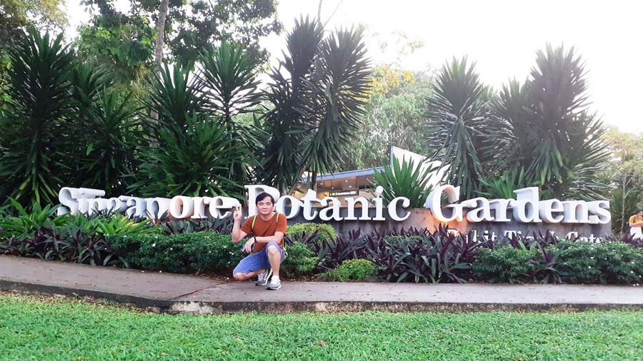 Tác giả bài viết tại cổng Vườn Bách thảo Singapore. Ảnh: Thuật Nguyễn