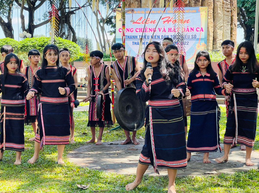  Các bạn trẻ làng Kép (phường Đống Đa) tự tin biểu diễn làn điệu dân ca tại Liên hoan cồng chiêng và hát dân ca thanh-thiếu niên dân tộc thiểu số TP. Pleiku năm 2022. Ảnh: Mai Ka