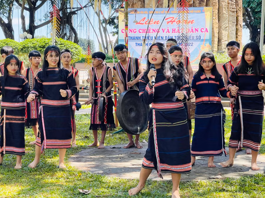  Các bạn trẻ làng Kép (phường Đống Đa) tự tin biểu diễn làn điệu dân ca tại Liên hoan cồng chiêng và hát dân ca thanh-thiếu niên dân tộc thiểu số TP. Pleiku năm 2022. Ảnh: Mai Ka