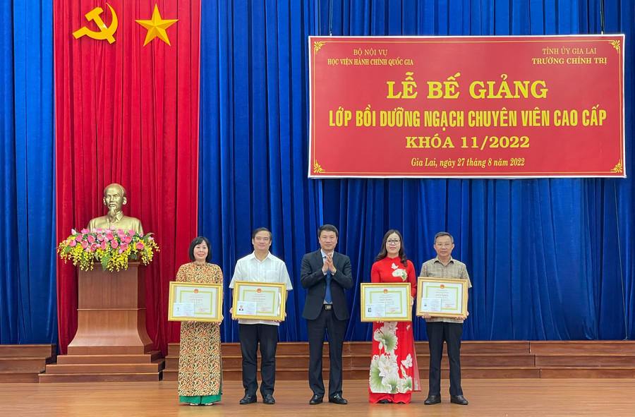 Tiến sĩ Thiều Huy Thuật-Phó Giám đốc phân viện Hành chính Quốc gia khu vực Tây Nguyên tặng giấy khen cho 4 học viên có thành tích xuất sắc. Ảnh: Lam Nguyên TS. Thiều Huy Thuật-Phó Giám đốc Phân viện Hành chính Quốc gia khu vực Tây Nguyên tặng giấy khen cho 4 học viên có thành tích xuất sắc. Ảnh: Lam Nguyên