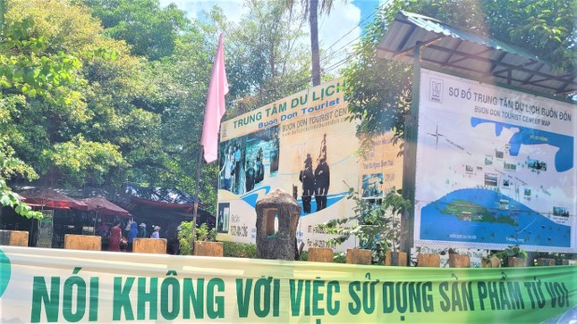 Băng rôn được treo ngay tại khu du lịch Buôn Đôn