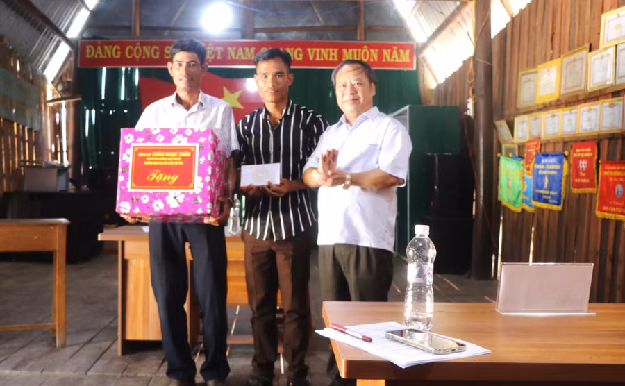 Thay mặt Thường trực Tỉnh ủy, Phó Bí thư Thường trực Tỉnh ủy Châu Ngọc Tuấn đã trao tặng một món quà lưu niệm cùng 5 triệu đồng tiền mặt cho tập thể Chi bộ và Nhân dân làng Hway. Ảnh Ngọc Minh