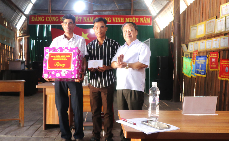 Thay mặt Thường trực Tỉnh ủy, Phó Bí thư Thường trực Tỉnh ủy Châu Ngọc Tuấn đã trao tặng một món quà lưu niệm cùng 5 triệu đồng tiền mặt cho tập thể Chi bộ và Nhân dân làng Hway. Ảnh Ngọc Minh