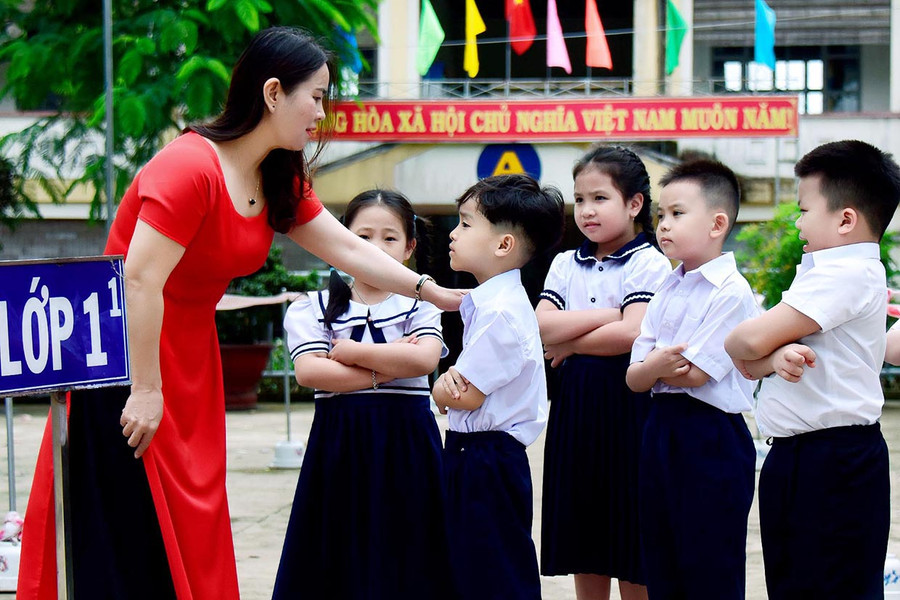 Cô và trò trường tiểu học võ thị sáu top.pleiku trong ngày đầu đến lớp. Ảnh: Đức Thụy