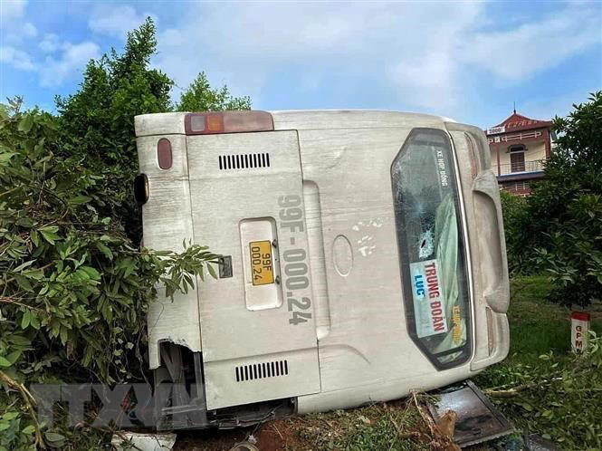 Hiện trường vụ lật xe. Ảnh: TTXVN