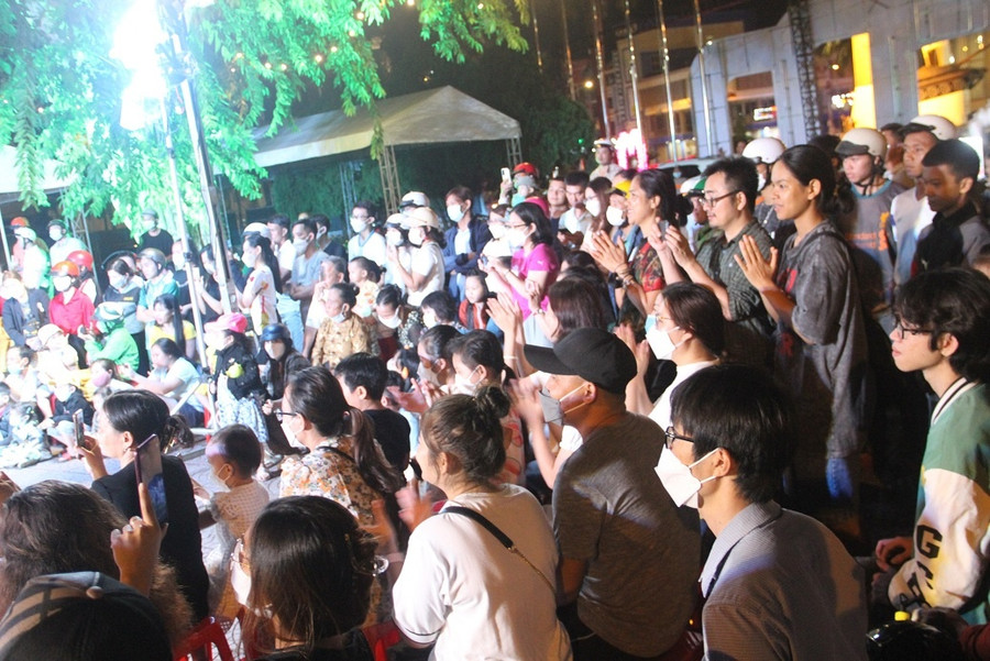 Khán giả liên tục hò reo, vỗ tay tán thưởng các màn biểu diễn của nghệ nhân, nghệ sĩ 2 nước. Ảnh: Hoàng bình