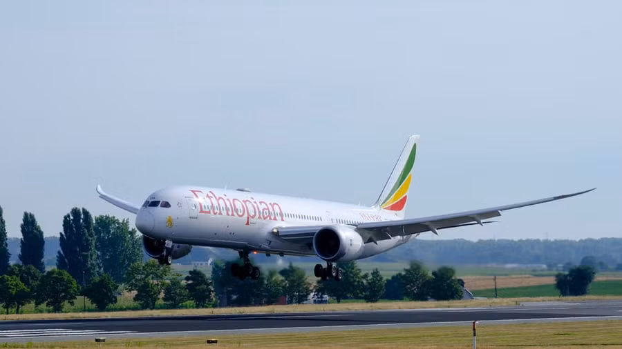 Hai phi công của hãng hàng không Ethiopian Airlines ngủ gật và lỡ thời điểm hạ cánh. Ảnh: CNN