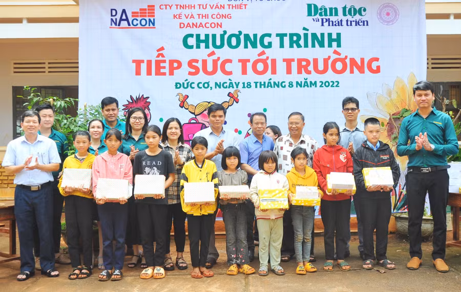 Mạnh Thường Quân tặng sách giáo khoa mới học sinh Đức Cơ. Ảnh: Đinh Yến