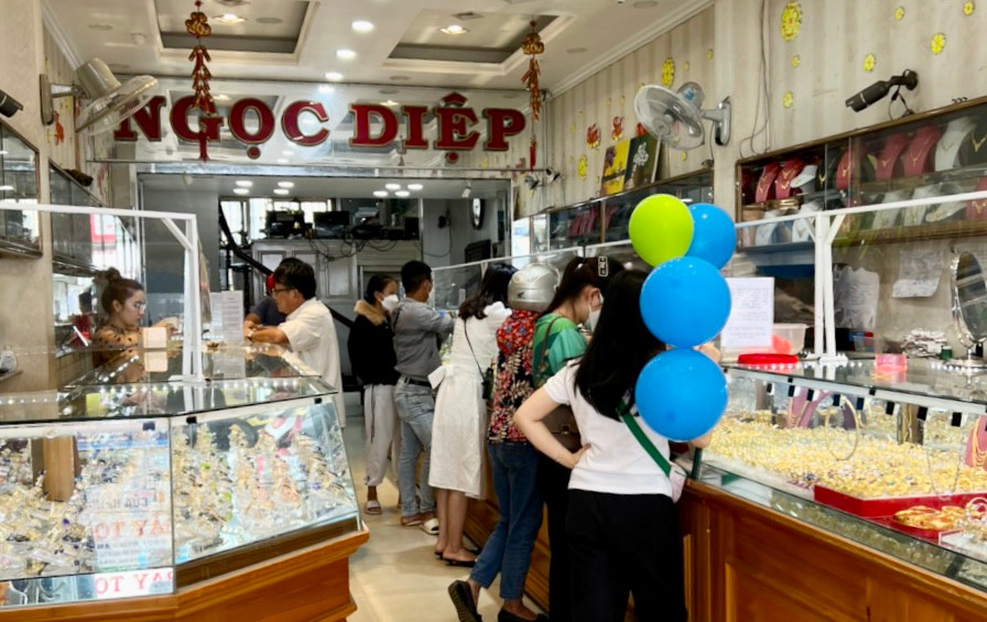 Khách hàng đến giao dịch vàng. Ảnh: Vũ Thảo Khách hàng đến giao dịch vàng (ảnh Vũ Thảo)