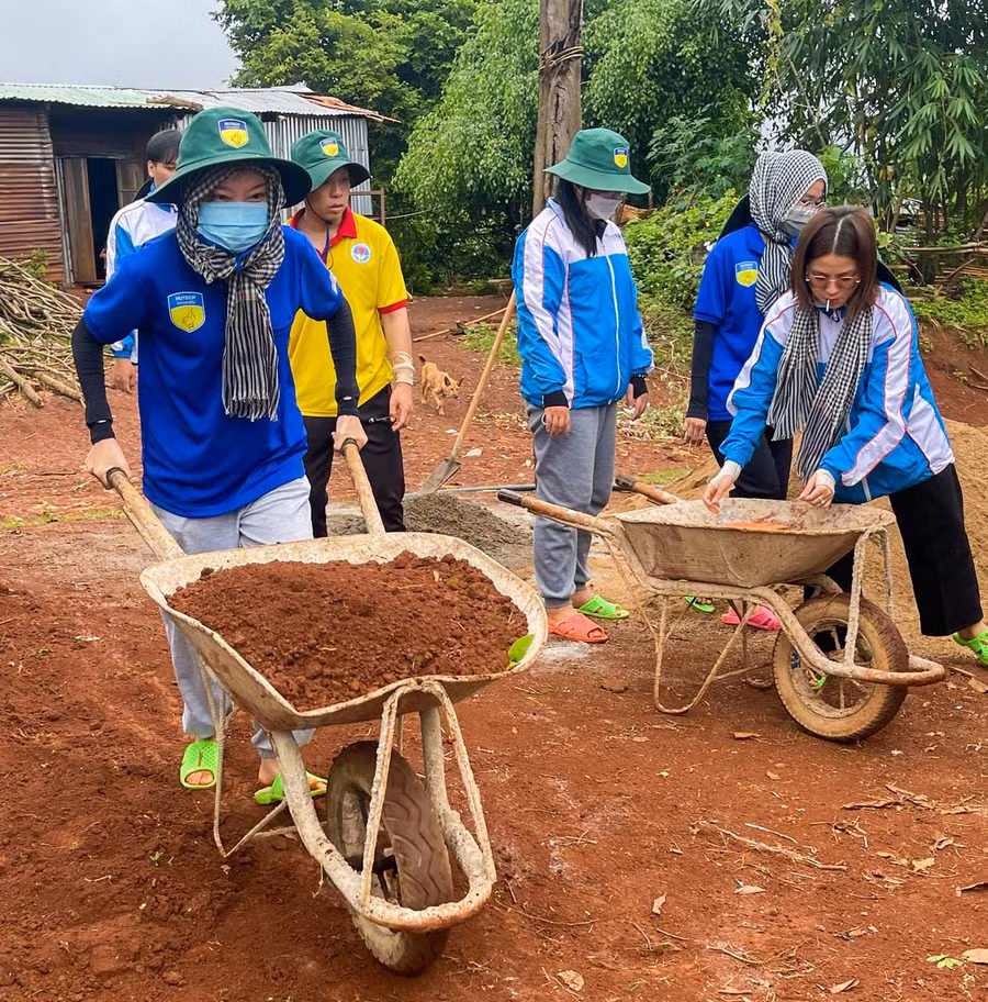 Các sinh viên Trường Đại học Công nghệ TP. Hồ Chí Minh tham gia xây dựng nhà cho chị Rơ Mah Eng (làng Vel, xã Ia Ko, huyện Chư Sê). Ảnh: Phan Lài