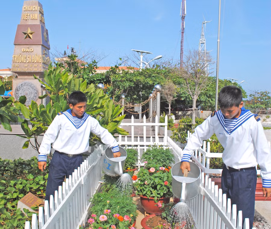 Chăm sóc vườn hoa ở đảo Trường Sa Đông. Chăm sóc vườn hoa ở đảo Trường Sa Đông.