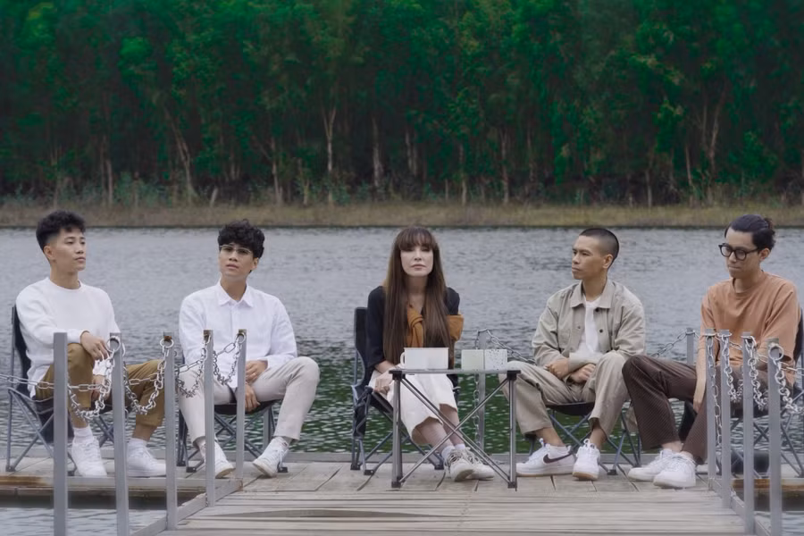 Thanh Hà cho biết cô rất ấn tượng với giọng ca của các thành viên nhóm Oplus. Ảnh: NVCC