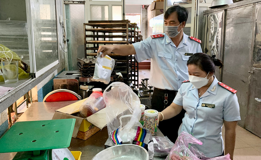 Đoàn kiểm tra liên ngành của tỉnh kiểm tra tại lò bánh mì Trọng Đạt (100 Nguyễn Văn Cừ, TP. Pleiku). Ảnh: Như Nguyện  Đoàn kiểm tra liên ngành của tỉnh kiểm tra tại lò bánh mì Trọng Đạt (100 Nguyễn Văn Cừ, TP. Pleiku). Ảnh: Như Nguyện