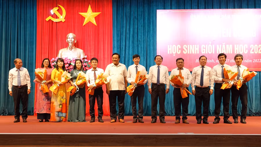 Lãnh đạo Tỉnh ủy, UBND tỉnh Bình Định tặng hoa, chúc mừng các nhà giáo tham gia bồi dưỡng học sinh giỏi của tỉnh năm học 2021-2022. Ảnh: Hoàng Trọng