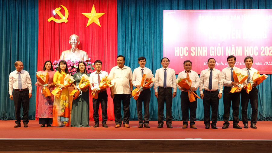 Lãnh đạo Tỉnh ủy, UBND tỉnh Bình Định tặng hoa, chúc mừng các nhà giáo tham gia bồi dưỡng học sinh giỏi của tỉnh năm học 2021-2022. Ảnh: Hoàng Trọng