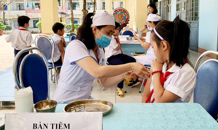 Việt Nam đã tăng nhanh tỷ lệ bao phủ vaccine, song tại một số nơi, việc tiêm vaccine chưa bảo đảm yêu cầu, tiến độ tiêm chủng còn chậm.