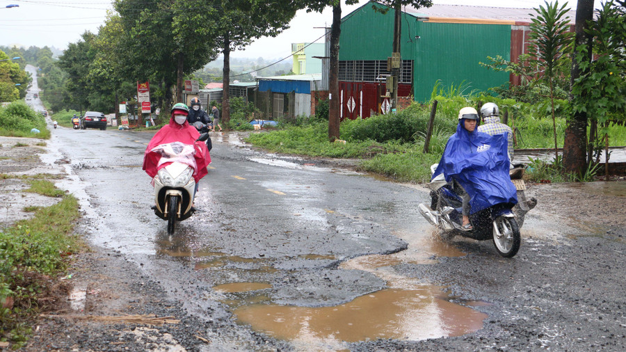 Đường Ngô Quyền xuất hiện nhiều ổ voi sâu gây khó khăn trong đi lại và tiềm ẩn nguy cơ tai nạn giao thông. Ảnh: Quang Tấn