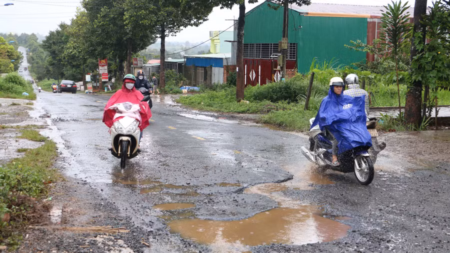 Đường Ngô Quyền xuất hiện nhiều ổ voi sâu gây khó khăn trong đi lại và tiềm ẩn nguy cơ tai nạn giao thông. Ảnh: Quang Tấn