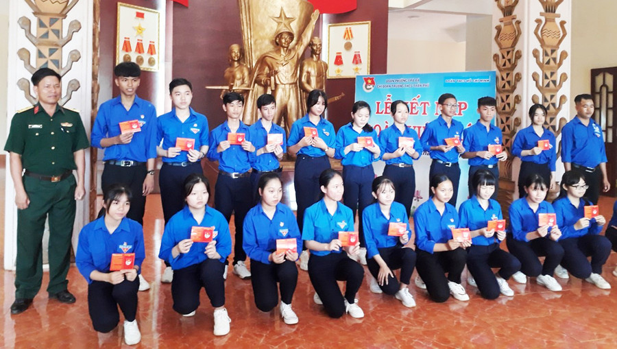 Tổ chức kết nạp đoàn tại Bảo tàng Quân đoàn 3. Ảnh: Vĩnh Hoàng