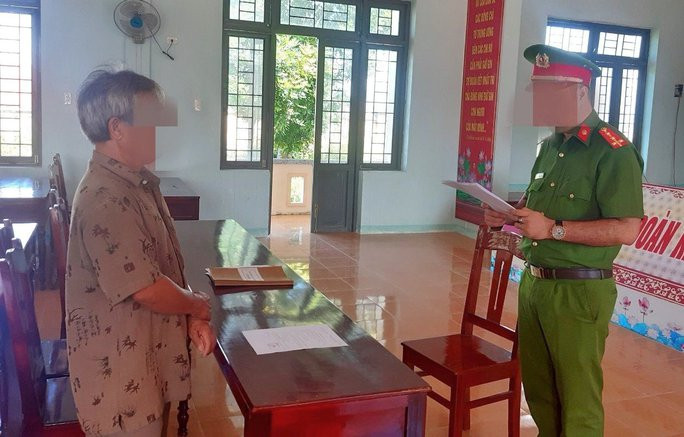  Công an đọc lệnh bắt tạm giam đối tượng Huỳnh Tấn Ánh. Ảnh: Công an cung cấp