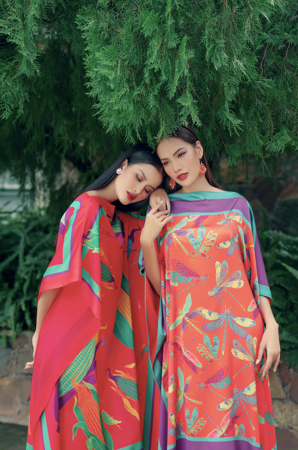 Trong trang phục của nhà mốt VUNGOC&SON, hai thí sinh trong top 5 Hoa hậu Hoàn Vũ Việt Nam 2022 khoe thần thái rạng rỡ. Hai người đẹp khoác lên mình những bộ cánh có họa tiết độc đáo từ những hình ảnh dung dị như: chuồn chuồn, hoa giấy, ngô… Ảnh: Tí Thỏ