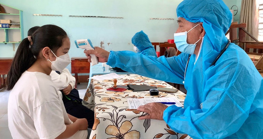  Nhân viên y tế khám sàng lọc trước khi tiêm vắc xin phòng Covid-19 cho trẻ tại TP. Pleiku. Ảnh: Như Nguyện