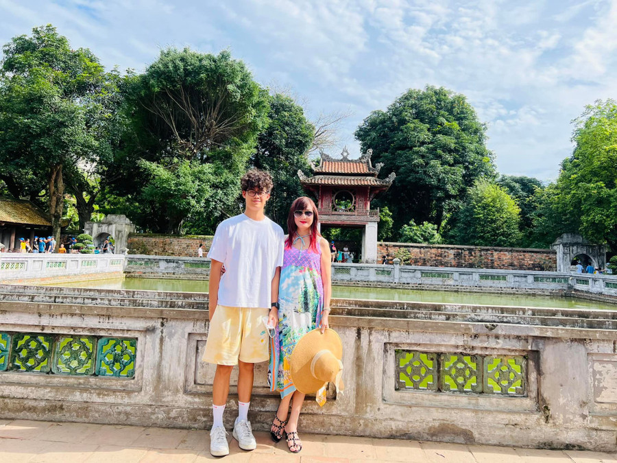 Hiền Mai cùng con trai Tony trong chuyến ra thăm Hà Nội. Ảnh: FBNV