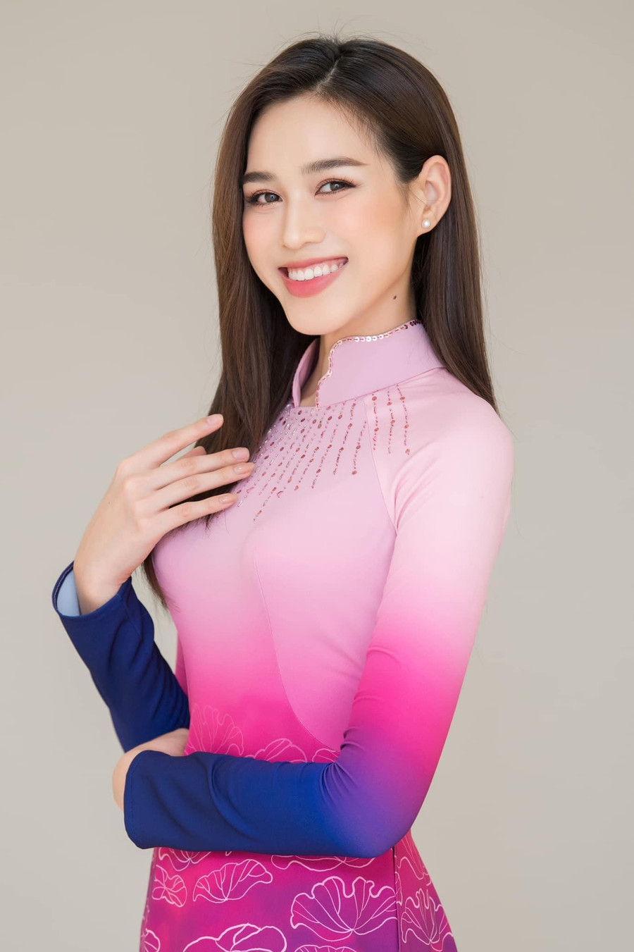  Đỗ Thị Hà duyên dáng với áo dài hoa sen.