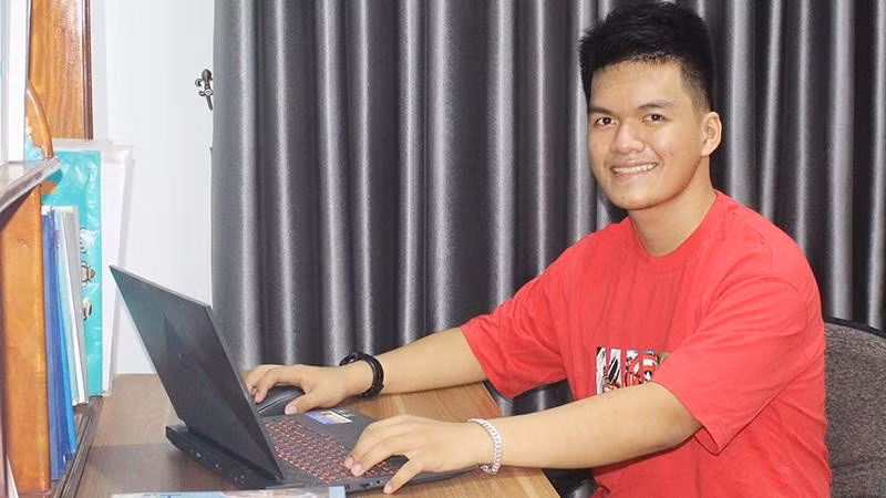  Trương Khánh Hưng trước ngày lên đường sang Mỹ du học.