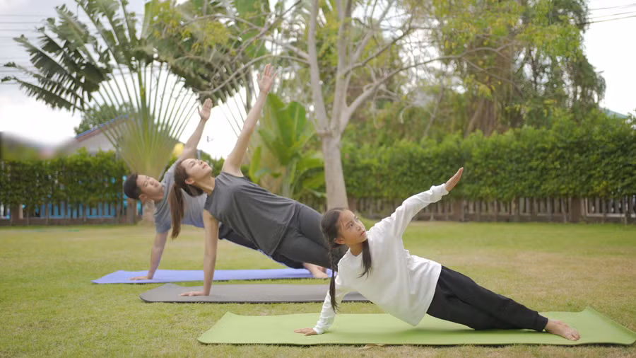 Mọi người cần tăng cường vận động, rèn luyện thể lực, tránh ngồi nhiều một chỗ, để phòng ngừa nguy cơ đột quỵ và các bệnh lý khác. Ảnh: Shutterstock