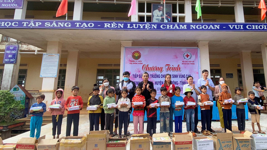 Đoàn công tác tặng quà cho học sinh khó khăn xã Ia Kly, huyện Chư Prông. Ảnh: Hồng Ngọc Đoàn công tác tặng quà cho học sinh khó khăn xã Ia Kly, huyện Chư Prông. Ảnh: Hồng Ngọc