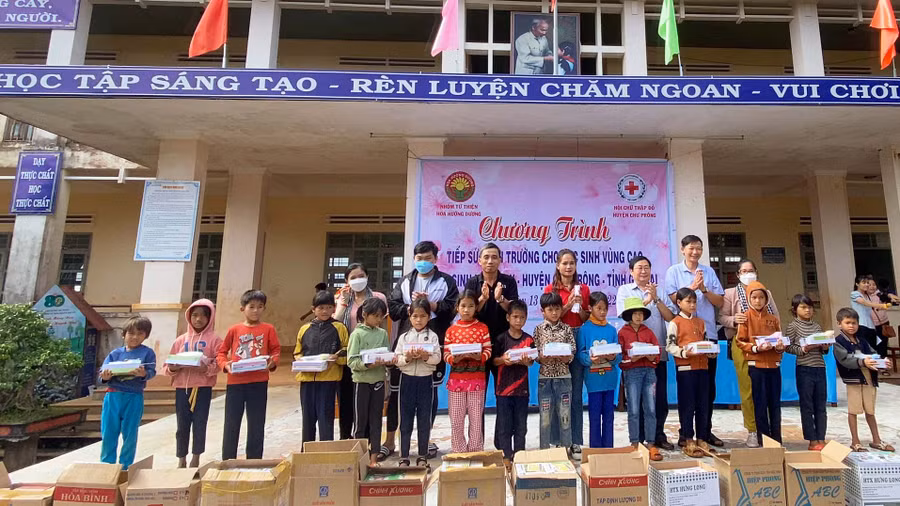 Đoàn công tác tặng quà cho học sinh khó khăn xã Ia Kly, huyện Chư Prông. Ảnh: Hồng Ngọc