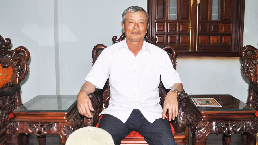 Ông Mạc Duy Súy bên những kỷ vật chiến tranh. Ảnh: Nguyễn Anh Minh