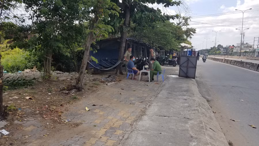 Công an lấy lời khai người dân xung quanh để phục vụ công tác điều tra. Ảnh: Trần Kha 