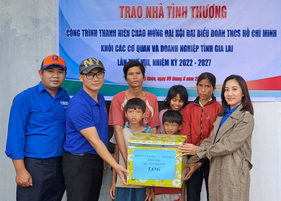 Đoàn khối các Cơ quan và Doanh nghiệp tỉnh bàn giao nhà tình thương cho gia đình anh Kpă Duy (thôn Plei Amil, xã Ia Sol, huyện Phú Thiện). Ảnh: Phan Lài