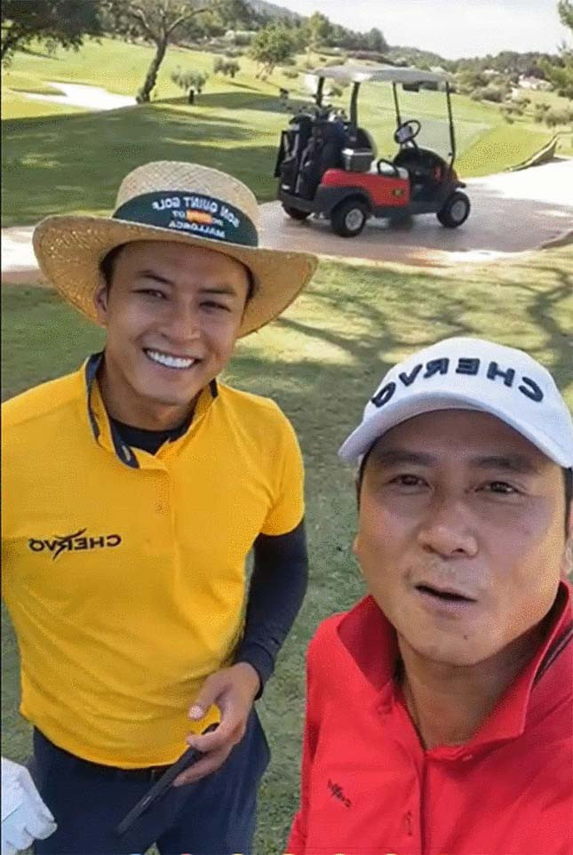 Nhạc sĩ Hồ Hoài Anh (bìa phải) và diễn viên Hồng Đăng trong chuyến đi nước ngoài vừa qua. Ảnh: Báo Người Lao Động