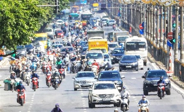 Người dân cần có các biện pháp chủ động để bảo vệ cơ thể khỏi tác hại của tia cực tím. Ảnh nguồn TTXVN Người dân cần có các biện pháp chủ động để bảo vệ cơ thể khỏi tác hại của tia cực tím. Ảnh nguồn TTXVN