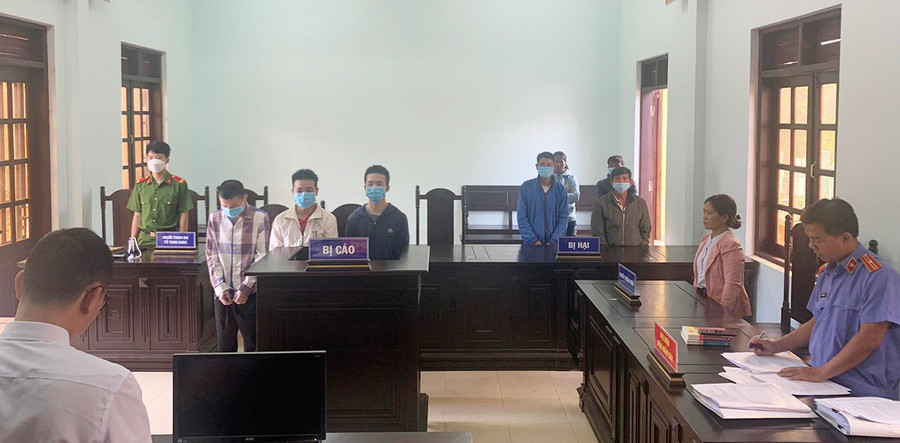 Nguyễn Thanh Tùng, Lê Thanh Nguyên, Đỗ Văn Thảo thứ tự từ trái qua phải. Ảnh: Hữu Phong (GLO)- Sáng 23-8-2022, Tòa án nhân dân huyện Chư Păh, Gia Lai mở phiên tòa xét xử sơ thẩm vụ án hình sự đối với các bị cáo Lê Thanh Nguyên, Đỗ Văn Thảo, Nguyễn Thanh Tùng về tội “Trộm cắp tài sản”.