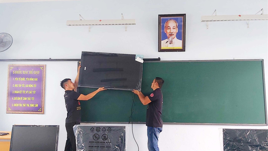 TP. Pleiku) mua sắm và lắp đặt thêm 6 ti vi tại các phòng học. Ảnh: Mộc Trà