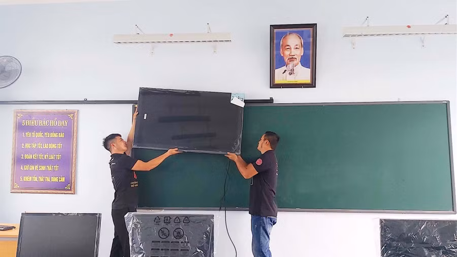 TP. Pleiku) mua sắm và lắp đặt thêm 6 ti vi tại các phòng học. Ảnh: Mộc Trà